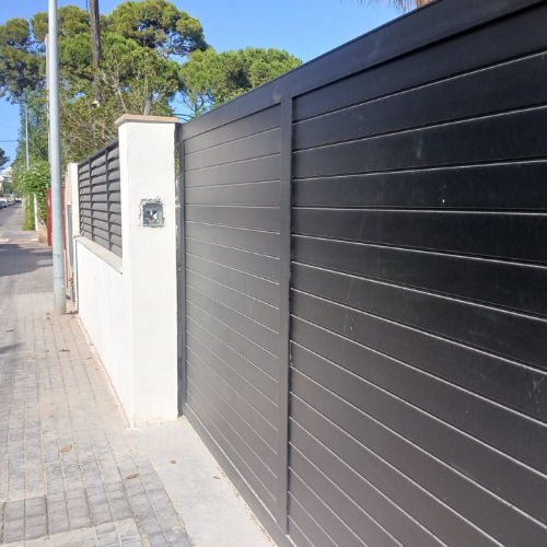 Cerramiento de carpintería metálica con correderas instalado en Castellón