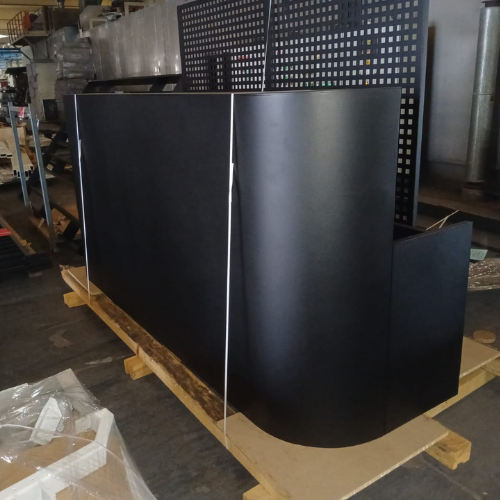 Mostrador metálico curvo a medida fabricado en acero con acabado negro mate para negocio o recepción.