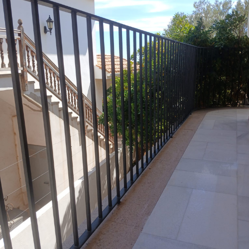 Barandilla metálica en hierro lacado en negro para exterior de vivienda unifamiliar.