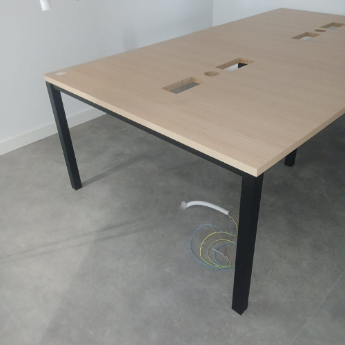 Mesa de trabajo con patas metálicas y tablero en madera