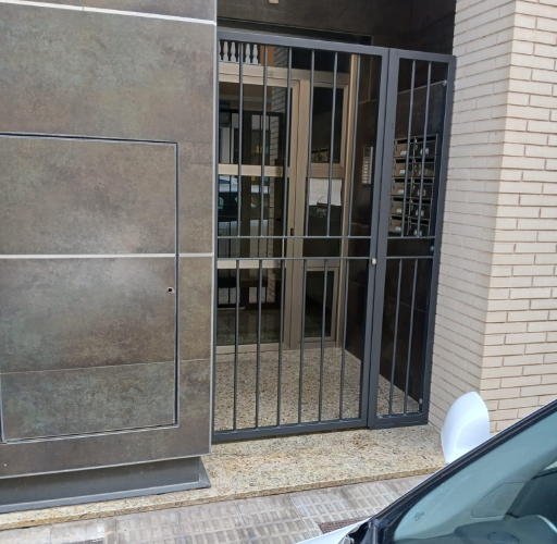 Puerta metálica exterior a medida instalada por Aluminis Samar