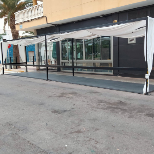 Cerramiento metálico minimalista en restaurante moderno