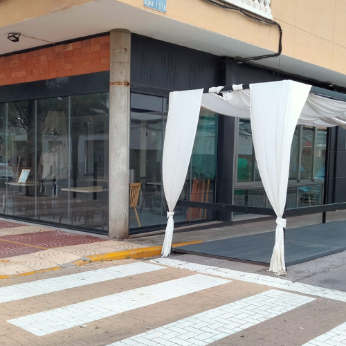 Cerramiento metálico minimalista en restaurante moderno