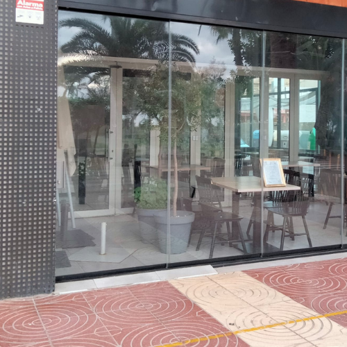 Estructura metálica con vidrio para restaurante minimalista