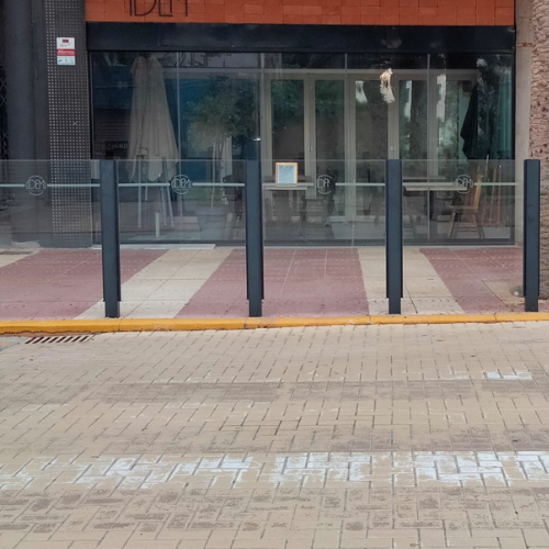 Cerramiento metálico minimalista en restaurante moderno