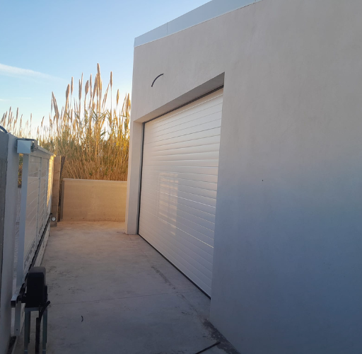 Puerta de garaje metálica a medida en vivienda particular