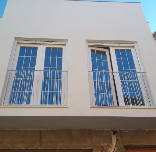 Barandillas de diseño en ventanas exteriores de vivienda, Aluminis Samar