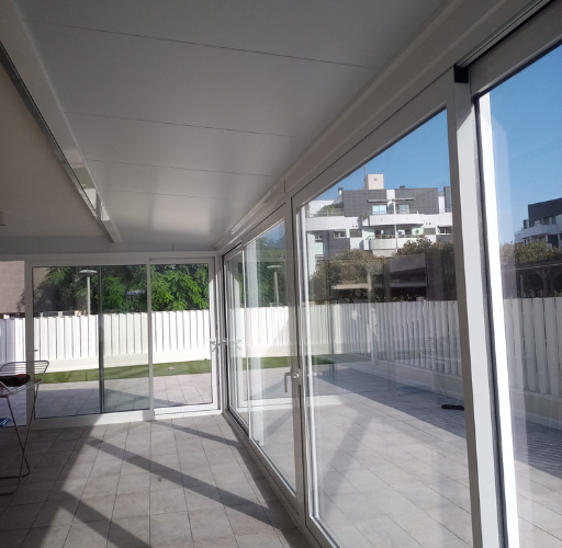 Interior de cerramiento de terraza en aluminio con grandes ventanales y cubierta, Aluminis Samar