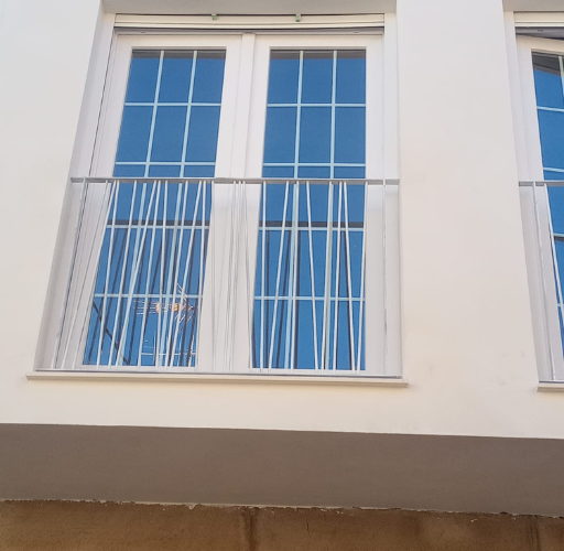 Barandilla de diseño en ventana exterior instalada por Aluminis Samar
