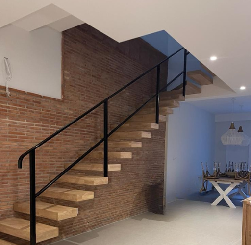 Escalera metálica a medida con peldaños de madera y barandilla de diseño