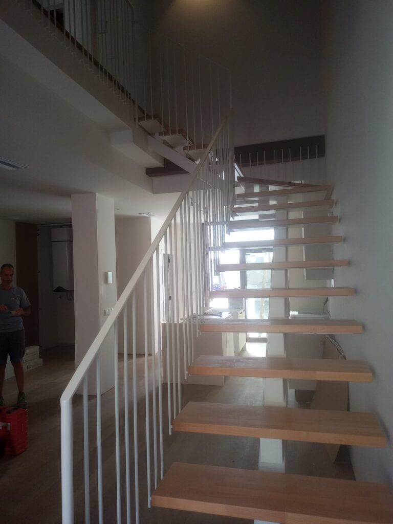 Escalera metálica interior a medida en vivienda de Valencia