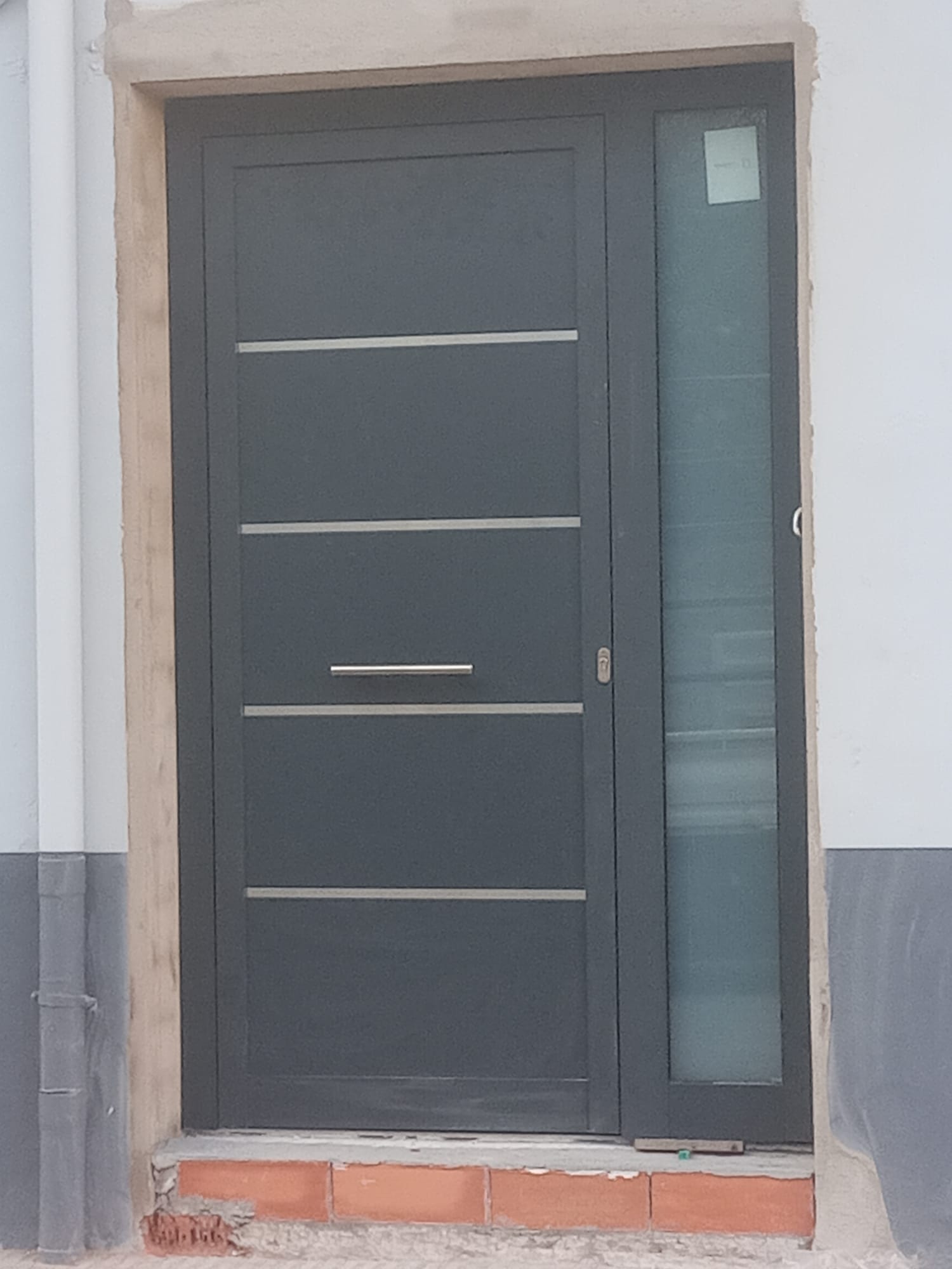 Puerta metálica de entrada fabricada a medida en Valencia