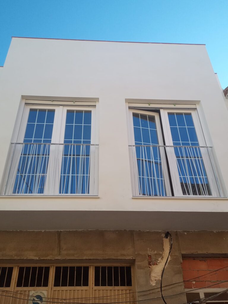 Barandilla de carpintería metálica instalada en fachada de vivienda en Castellón