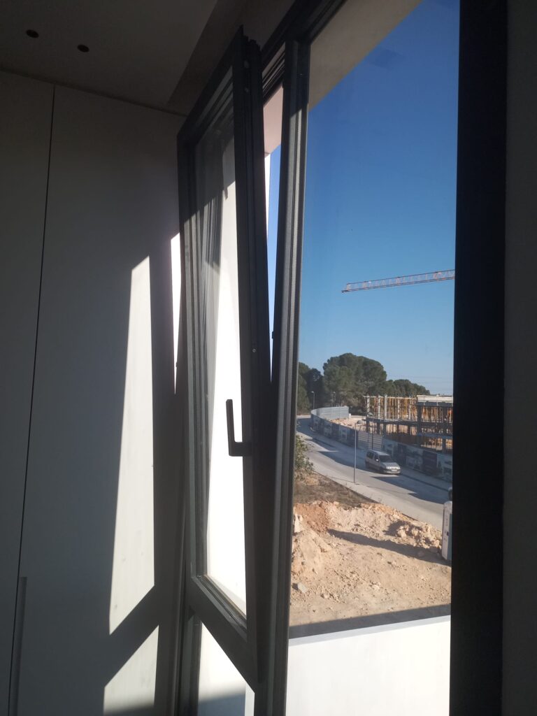 Instalación de ventanas de aluminio en obra en Valencia