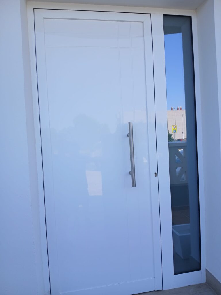 Puerta de carpintería metálica instalada en vivienda en Castellón