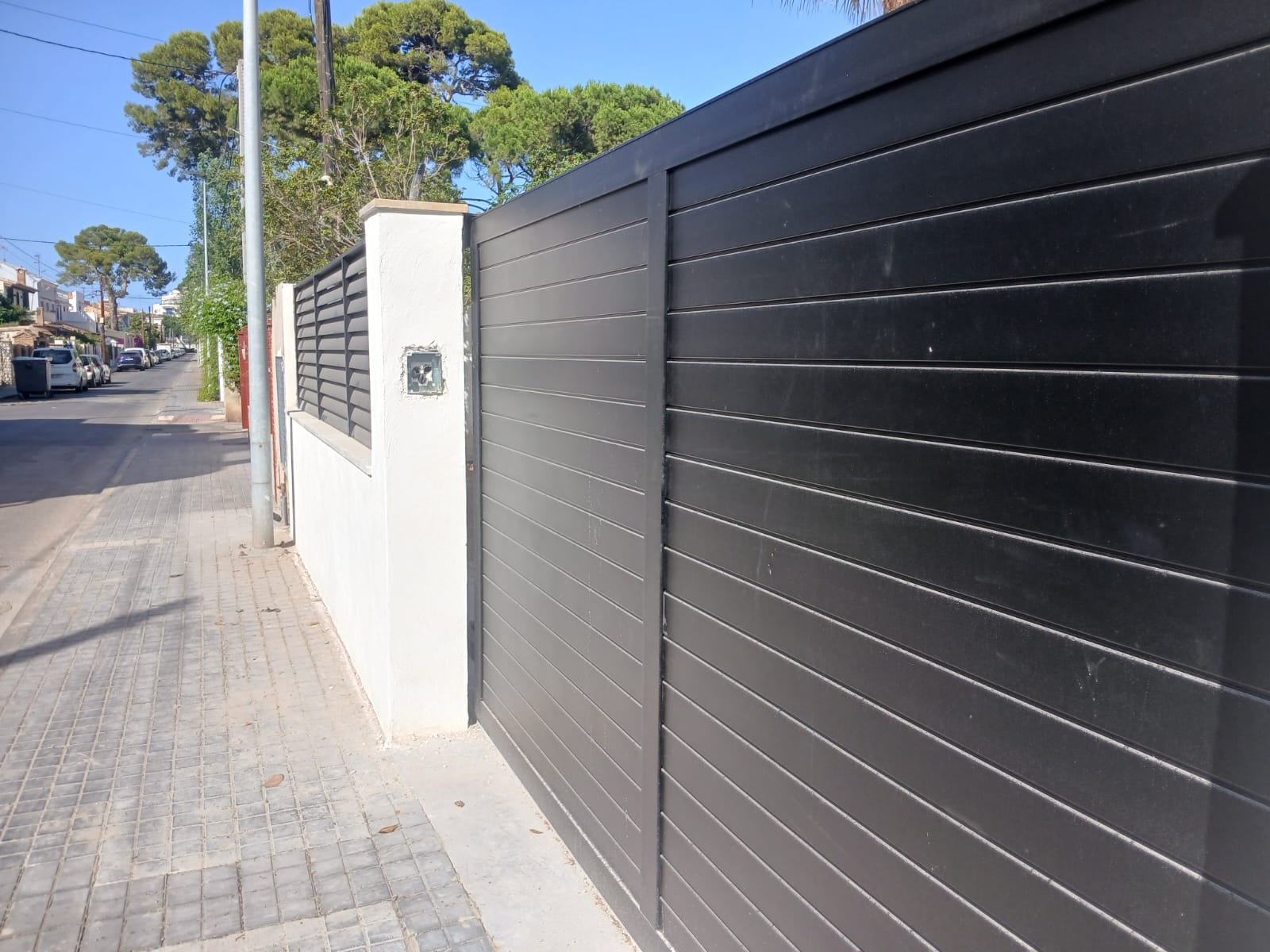 Cerramiento metálico exterior a medida instalado en Valencia