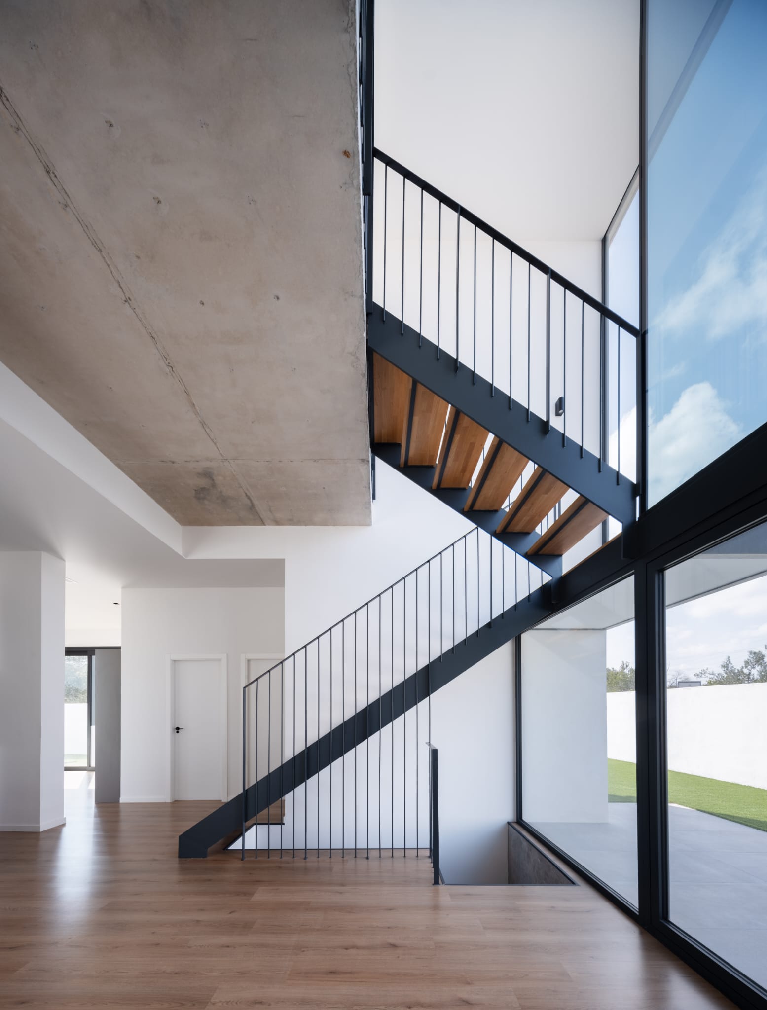 Escalera metálica moderna con estructura a medida en Valencia