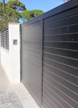 Cerramiento de carpintería metálica con correderas instalado en Castellón